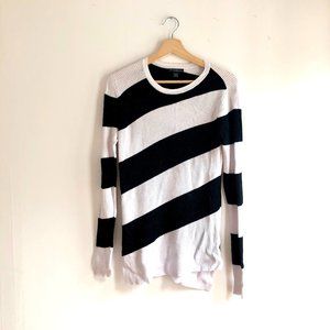 En thread black and white asymmetrical sweater